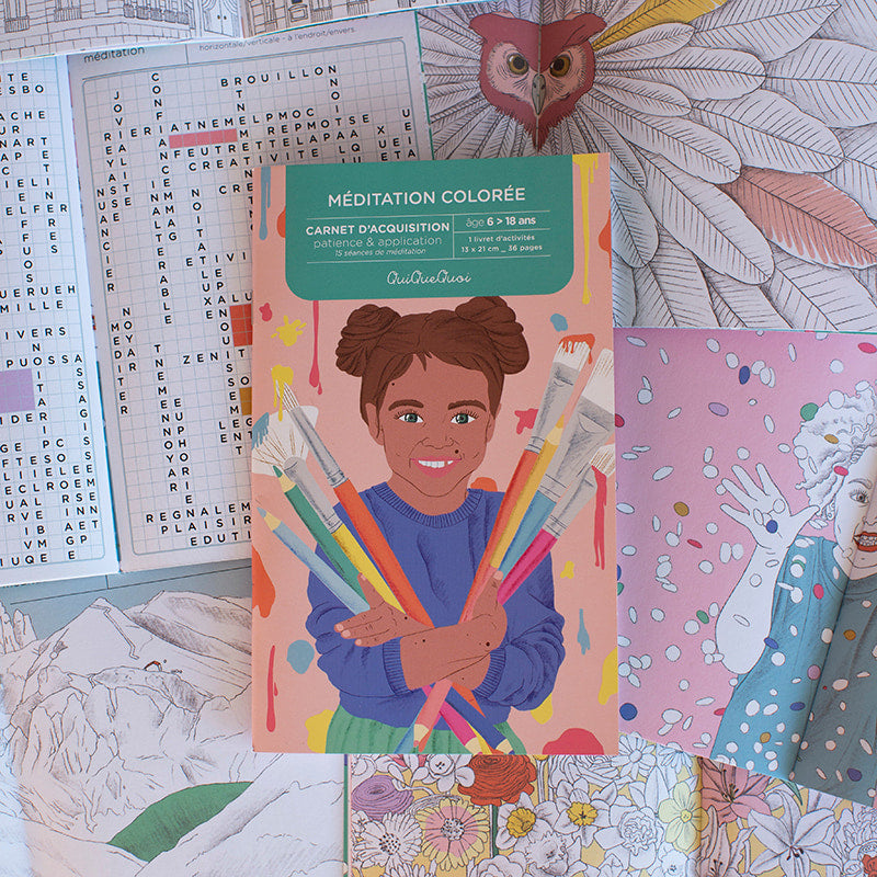 cahier de coloriages de méditation colorée dont on voit la couverture illustré d'une petite fille, posé sur plein de cahiers ouvert sur des coloriages, des mots mélés...