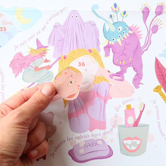 une main colle un stickers sur le poster pour valider une nouvelle acquisition. Dès 4 ans vous valorisez l’enfant dans ses apprentissages.