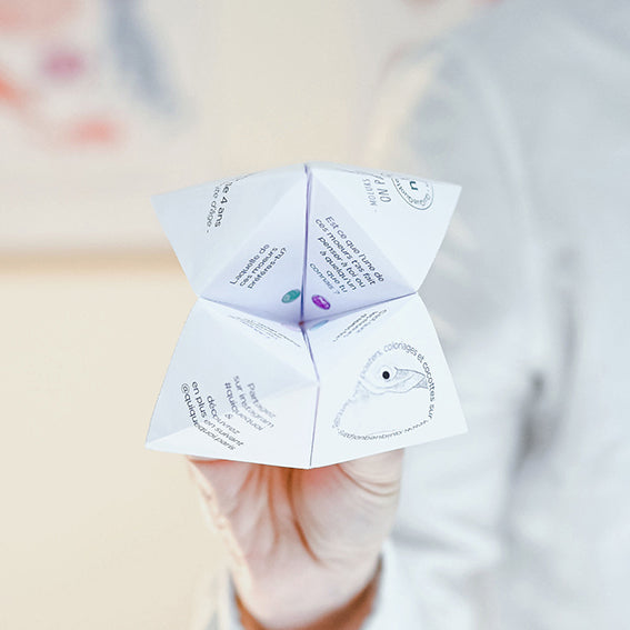 Une cocote en papier à contruire pour enfant, présentée dans main