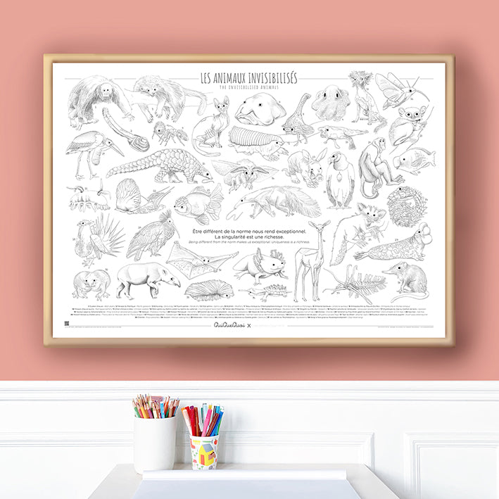 Coloriage géant avec illustrations fines et détaillées d'animaux rares. encadré sur mur rose, devant un petit bureau d’enfant.