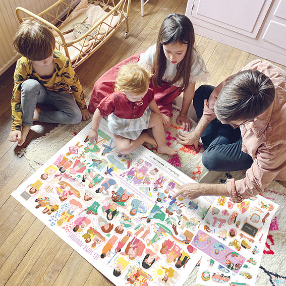 Une famille avec 3 enfants travaillant la confiance en soi dès 4 ans avec un poster XXL de chez QuiQueQuoi à compléter avec des stickers